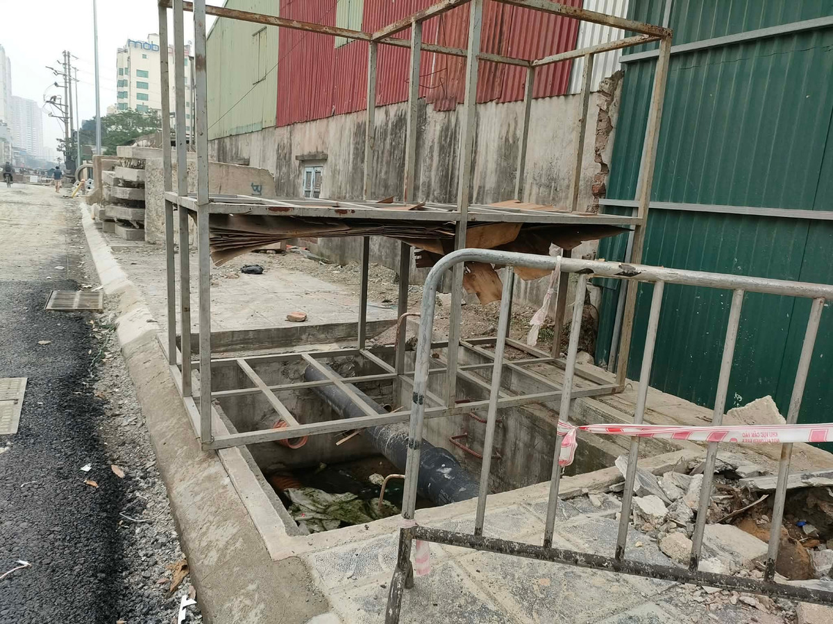 Các hố ga thu nước đang thi công dở dang buộc đơn vị trách nhiệm phải dựng rào chắn để đảm bảo an toàn.