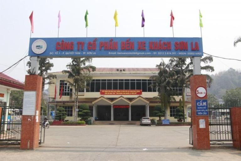 Theo hồ sơ vụ án, sáng 6/2/2017, mới Tết ra mà trời đã bắt đầu oi bức. Ông T vác cuốc ra bãi đất vắng gần khu vực bến xe khách Sơn La để làm việc. Phía bờ tường bao có một đống gạch xỉ mới được ai đó đắp lên khiến ông T để ý. Lại gần, người đàn ông này thấy có mùi rất khó chịu bốc ra. Ông T lấy chiếc cuốc gạt mấy cái, khi những viên gạch đổ xuống đã để lộ đôi bàn chân người đã tím ngắt. Hoảng sợ, ông T vội vã vứt cuốc bỏ chạy. (Ảnh minh họa, nguồn internet)