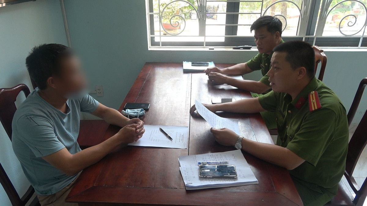 Ngày 26/10/2022, ông Tuấn đến Công an huyện Nguyên Bình (cũ), tỉnh Cao Bằng trình báo. Ngay sau khi tiếp nhận tin báo, Phòng Cảnh sát hình sự Công an tỉnh Cao Bằng đã khẩn trương điều tra làm rõ vụ việc. Khi lực lượng công an tới hiện trường, chỉ còn chiếc xe máy của nạn nhân nằm chỏng chơ bên vách đá, còn hung thủ đã biến mất, không để lại dấu vết. Manh mối duy nhất là lời khai mơ hồ của nạn nhân trong trạng thái hoảng loạn: Đối tượng tấn công là nam giới, mặc quần áo rằn ri, đội mũ tai bèo. (Ảnh minh họa, nguồn internet)