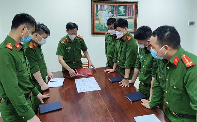 Tiếp nhận thông tin, Công an huyện Lâm Bình phối hợp cùng chính quyền địa phương và người dân khẩn trương tìm kiếm bé trai mất tích. 20h cùng ngày, cơ quan công an đã mời anh Bao và vợ tới trụ sở UBND xã Hồng Quang để cung cấp thêm thông tin. Và chính lúc này, một manh mối quan trọng, được xem là nút thắt vụ án được các điều tra viên bất ngờ phát hiện. (Ảnh minh họa, nguồn internet)