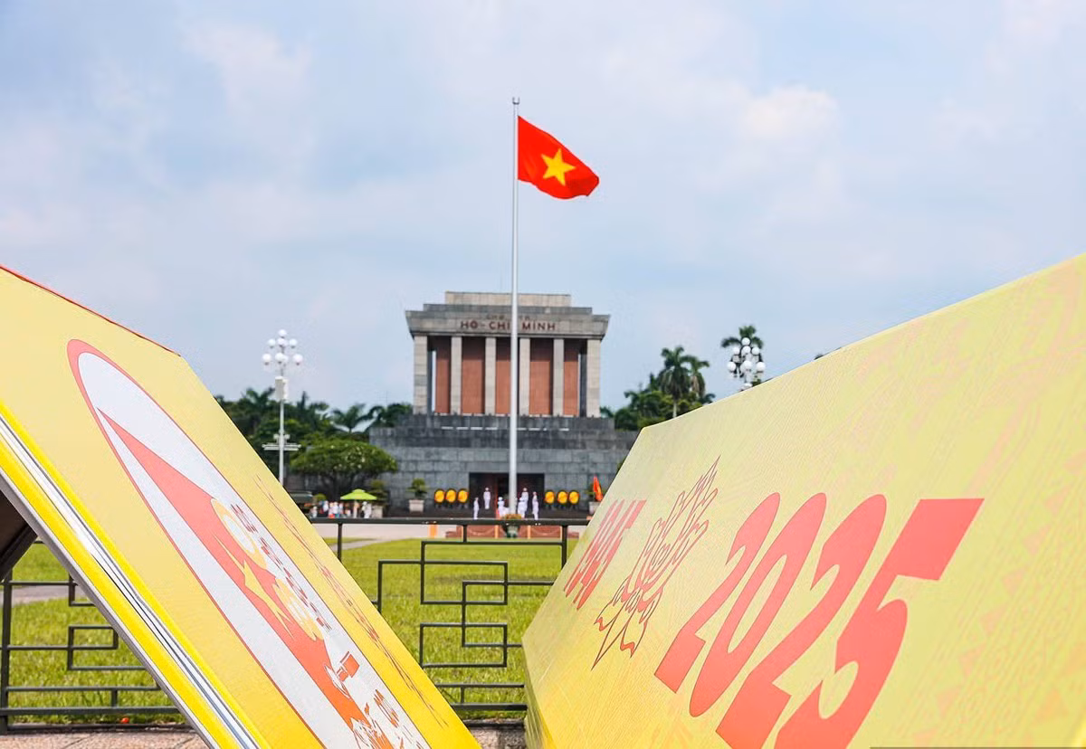 Khu vực Quảng trường Ba Đình, Lăng Chủ tịch Hồ Chí Minh, nơi sẽ diễn ra lễ diễu binh, diễu hành đang được trang cờ hoa tạo không khí chào mừng các ngày lễ lớn của dân tộc.