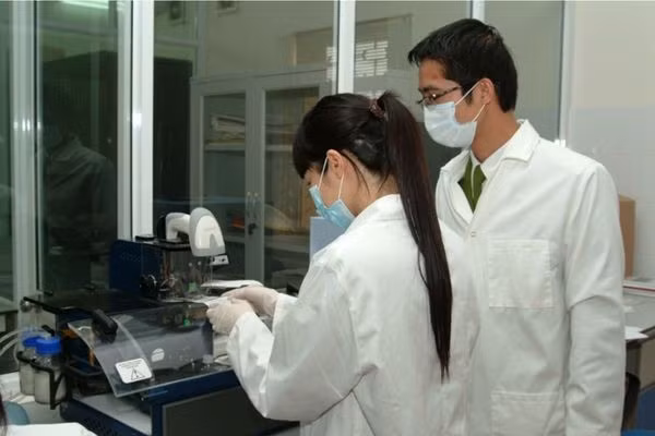 Các điều tra viên lật từng đám cỏ, tại đây họ tìm thấy nhiều vật dụng cá nhân của cô bé, trong đó có chiếc quần đùi bị lộn trái. Thi thể nạn nhân cũng có nhiều vết chầy xước. Nhận định ban đầu, cháu H tử vong do ngạt khí và có dấu hiệu bị xâm hại. Công an thu giữ một vài mẫu vật còn vương trên móng tay nạn nhân và thu thập chiếc quần về để tiến hành giám định. (Ảnh minh họa, nguồn internet)﻿.