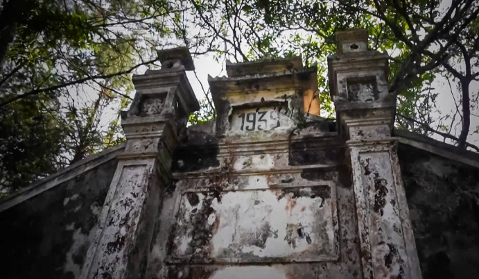 Theo hồ sơ vụ án, chiều 25/10/2022, như thường lệ, ông Nguyễn Văn Tuấn (SN 1972, xã Nguyên Bình, tỉnh Cao Bằng) một mình đi tuần tra quanh khu vực miếu hoang trên đỉnh Phia Oắc. Bất ngờ, một người đàn ông lạ mặt từ trong rừng xông ra chặn đường, dùng đá tấn công liên tiếp. Trong cơn hoảng loạn, ông cố gắng bỏ chạy nhưng vẫn bị đuổi theo. May mắn, khi tới trạm canh gác số 2, ông Tuấn gặp 2 cán bộ đang làm nhiệm vụ và được kịp thời giúp đỡ. (Miếu hoang trên đỉnh Phia Oắc. Ảnh: ANTV)