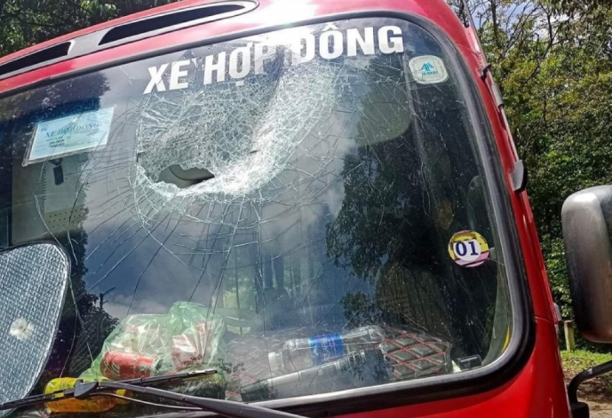 Theo trình báo, sáng cùng ngày, ông Ba điều khiển xe chở đoàn khách du lịch lên đỉnh núi Phia Oắc để thắp hương tại ngôi miếu hoang. Khoảng 12h15, khi đoàn di chuyển ra về, một người đàn ông lạ mặt bất ngờ xuất hiện trên đồi cạnh miếu hoang, cách xe khoảng 10m. Người này dùng những hòn đá lớn, ném thẳng vào xe khách với lực rất mạnh khiến kính chắn gió phía trước xe bị nứt vỡ. Trước tình huống nguy cấp, ông Ba lập tức điều khiển xe rời đi để đảm bảo an toàn cho du khách trên xe và tới trình báo sự việc tại cơ quan công an. (Chiếc xe bị ném vỡ kính)