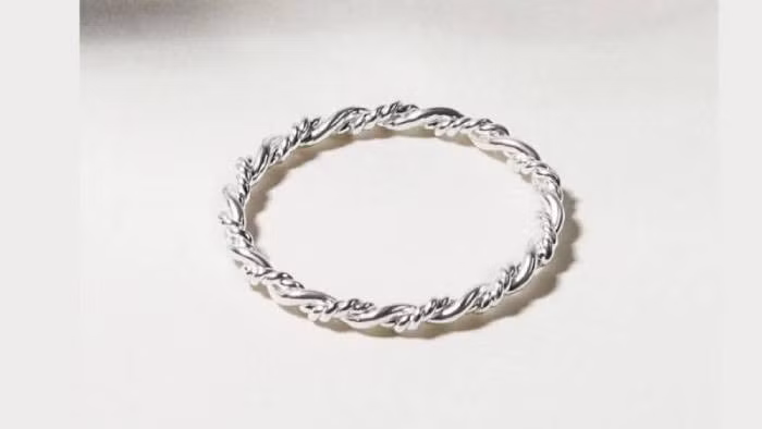 . Dương khai, hắn làm việc gần cửa hàng vàng của ông N nên nắm được thói quen của ông này. Do nghiện ma túy, cần tiền tiêu, ngày 3/2/2008 Dương nảy sinh ý định đi cướp tài sản của ông N. Tối cùng ngày, Dương cầm theo một thanh gỗ, đi xe máy tìm đến cửa hàng vàng của ông N. Lúc này, ông đang ngồi uống trà một mình. Dương đi vào hỏi mua một chiếc nhẫn bạc. Khi thử thấy không vừa tay nên Dương yêu cầu ông N sửa lại. Ông N lúi húi bên bàn chế tác thì Dương rút gậy gỗ ra đánh mạnh vào đầu khiến nạn nhân gục xuống. (Ảnh minh họa, nguồn internet)