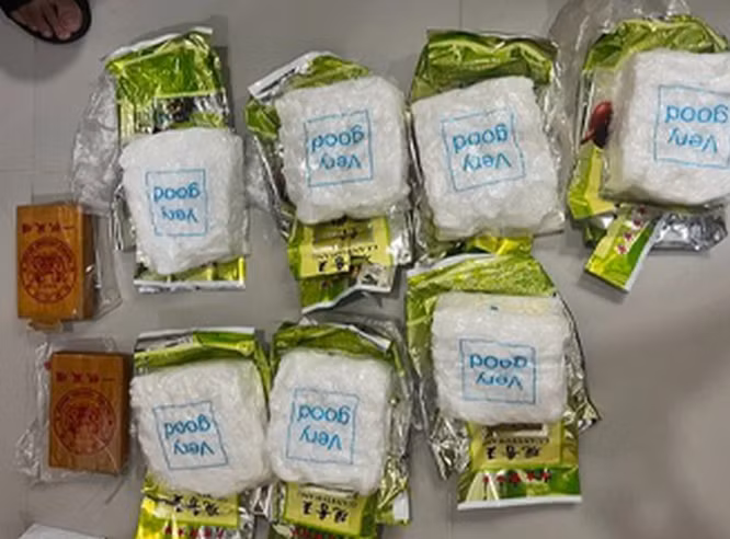 Công an thu giữ 23 kg ma túy các loại, 3 khẩu súng, 7 viên đạn và 1 quả lựu đạn cùng nhiều vật chứng khác. (Số ma túy cảnh sát thu giữ)