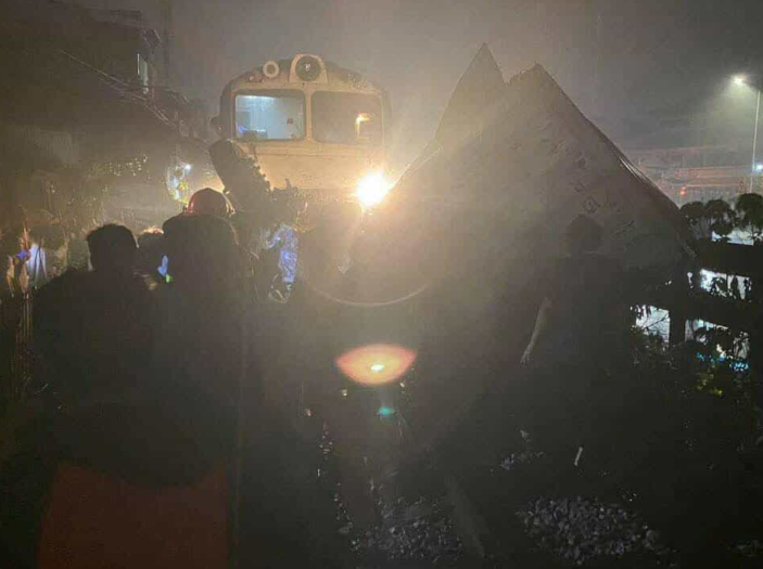 Thông tin đầu, tàu chở khách SE3 chạy chiều Hà Nội - TP HCM khi đi tới địa bàn xã Ngọc Hồi thì va chạm với xe tải cố tình vượt qua đường ngang có cảnh báo tự động.