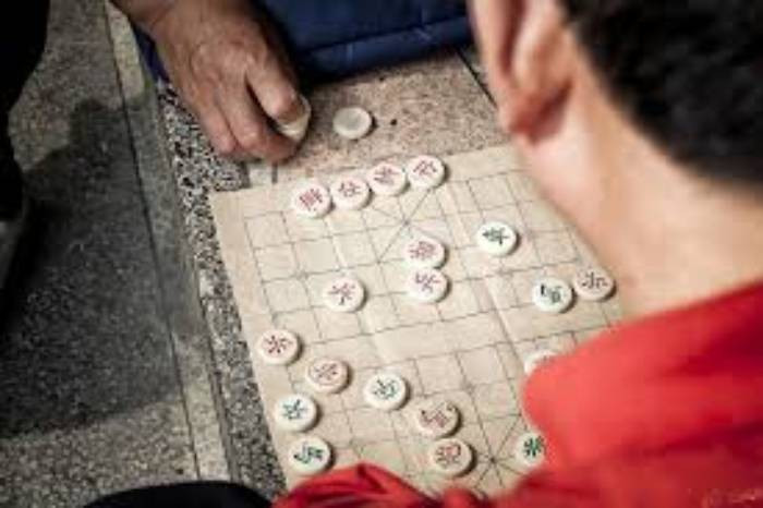 Được tin Kiên trốn vào miền Nam, một tổ công tác được cử đi Bình Dương, đồng thời vận động gia đình cung cấp thêm thông tin. Gia đình đối tượng đã cho biết, lần cuối gọi về, Kiên có nói đang ở với người em họ tại Bến Cát. Người này, sau khi nghe chuyện đã nộp cho công an nhiều tài sản Kiên gửi, trong đó có giấy tờ xe máy mang tên nạn nhân L. Người này cũng cho biết Kiên đang đi xem đánh cờ tướng ở gần đó. Các trinh sát đã ập vào bắt giữ thành công và di lý đối tượng về Hòa Bình. (Ảnh minh họa, nguồn internet)