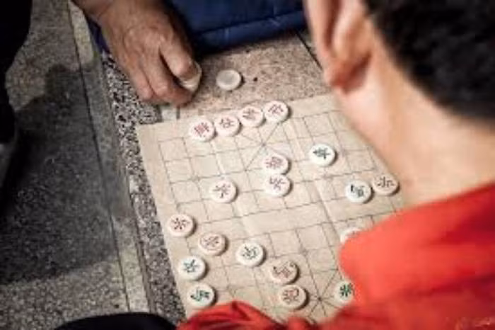 Được tin Kiên trốn vào miền Nam, một tổ công tác được cử đi Bình Dương, đồng thời vận động gia đình cung cấp thêm thông tin. Gia đình đối tượng đã cho biết, lần cuối gọi về, Kiên có nói đang ở với người em họ tại Bến Cát. Người này, sau khi nghe chuyện đã nộp cho công an nhiều tài sản Kiên gửi, trong đó có giấy tờ xe máy mang tên nạn nhân L. Người này cũng cho biết Kiên đang đi xem đánh cờ tướng ở gần đó. Các trinh sát đã ập vào bắt giữ thành công và di lý đối tượng về Hòa Bình. (Ảnh minh họa, nguồn internet)