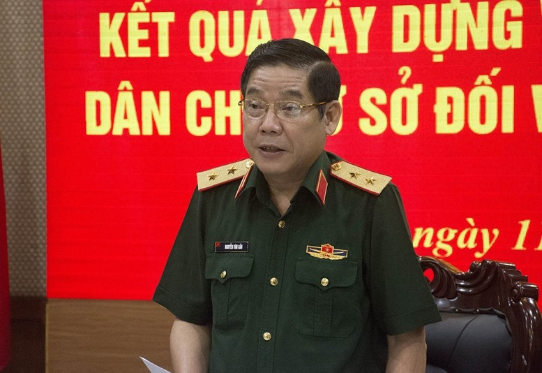 Trung tướng Nguyễn Văn Gấu sinh năm 1967, quê quán tại xã Tân Thủy, huyện Ba Tri, tỉnh Bến Tre cũ (nay là tỉnh Vĩnh Long). Ông có trình độ cao cấp lý luận chính trị, cử nhân khoa học xã hội và nhân văn.