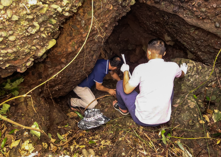 Căn cứ những dấu vết để lại trên bộ xương, Công an tỉnh Lai Châu nhận định người này là nam giới và bị sát hại một cách hết sức dã man từ nhiều năm trước, có thể khoảng 25 đến 30 năm. Qua công tác khám nghiệm, giám định cùng với các biện pháp nghiệp vụ, thu thập tin tức, Công an tỉnh Lai Châu cuối cùng cũng xác định được nạn nhân xấu số là anh Phàn A T (SN 1973, nơi đăng ký hộ khẩu trước khi chết ở bản Chu Lìn, Giang Ma, huyện Tam Đường, tỉnh Lai Châu) (Hiện trường nơi phát hiện bộ xương)