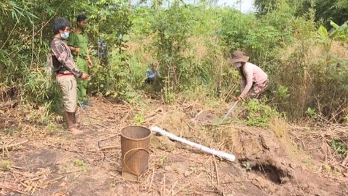 Tại cơ quan công an, trước các chứng cứ không thể chối cãi, Kơng khai nhận, vào chiều 10/12, thấy bà Bor đang đào chuột đồng ở cửa hang, Kơng đến hỏi thì bà Bor không trả lời mà giơ cuốc hăm dọa, không may trúng tay Kơng chảy máu. Đối tượng tức giận lấy khúc cây gần đó đập vào đầu nạn nhân đến bất tỉnh rồi thực hiện hành vi đồi bại. Sau đó, thấy bà Bor còn sống, hắn lấy dao cắt 1 nhát vào cổ nạn nhân, đem thi thể đến vị trí khác vùi lấp để phi tang. Với hành vi phạm tội tàn ác của mình, đối tượng đã phải nhận mức án chung thân.