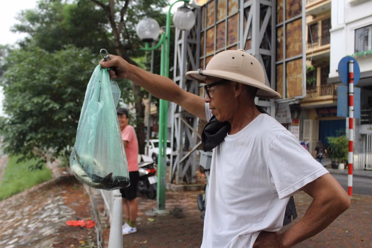 "Tôi không ngờ khi nước từ Hồ Tây được dẫn vào, sông Tô Lịch lại sạch và nhiều cá đến thế. Giờ nước sông Tô Lịch xanh đẹp, lại có nơi để giải trí câu cá. Các hộ dân sinh sống xung quanh bờ sông như chúng tôi vui lắm", người dân này nói.