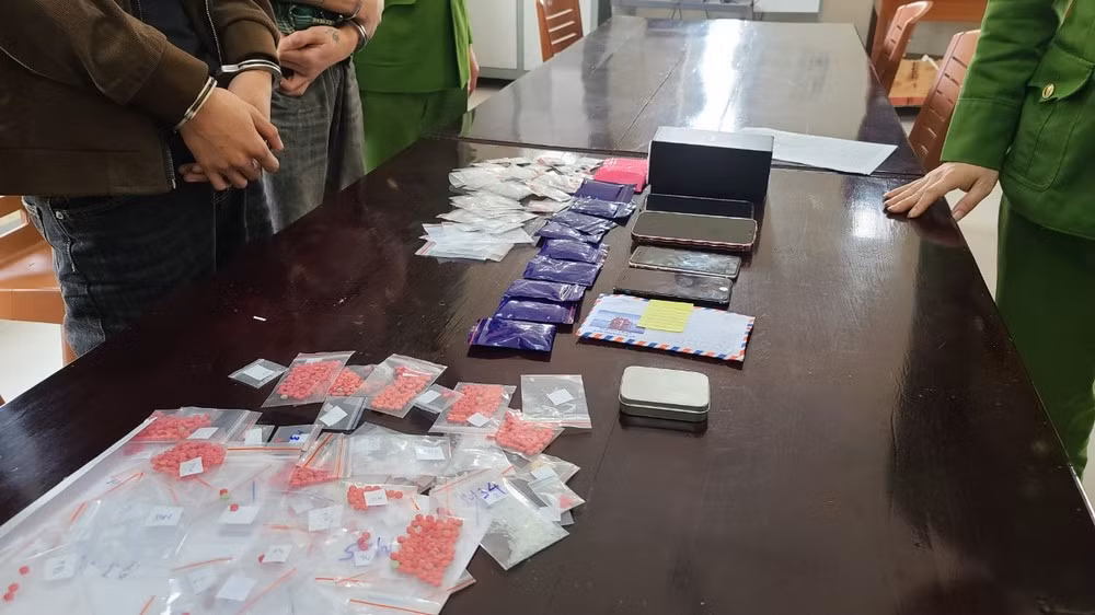 Một nguồn tin cho biết, vào thời điểm xảy ra vụ án (6/11) hai đối tượng Lỳ Cá Lòng và Mạ Mạ Xá (đều trú tại Mường Tè) đi theo tuyến đường mà anh S đã di chuyển. Lòng và Xá vốn là hai con nghiện, chúng nợ tiền khắp nơi. Sau khi anh S tử vong vài ngày, Lòng và Xá có biểu hiện khác lạ. Chúng trả được nợ, đi ăn thanh toán sòng phẳng và đặc biệt hay lân la, dò hỏi người dân về việc công an đang điều tra cái chết của anh S. (Ảnh minh họa, nguồn internet)