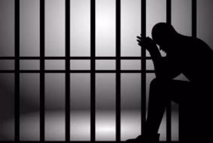 Khi thấy anh Q. nằm vật xuống đất, Sung cầm súng bỏ chạy sâu vào trong rừng, lẩn trốn qua nhiều địa bàn cho tới khi bị bắt giữ. Căn cứ vào lời khai của Sung, công an đã thu giữ khẩu súng kíp là hung khí gây án tại một hang sâu trong núi. Kết quả giám định cho thấy mẫu vỏ đạn, kích cỡ đạn hoàn toàn trùng khớp với khẩu súng kíp của Sung. Với hành vi trả thù tàn độc của mình, gã sát nhân đã phải chịu hình phạt thích đáng của pháp luật. (Ảnh minh họa, nguồn internet)