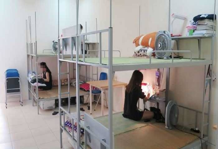 Có lần Huy ra ký túc xá tìm L, nhưng bị tránh mặt. Huy nổi cơn ghen. Anh ta tìm gặp hai người bạn gái thân của chị L để dò hỏi xem có phải chị L đã yêu người khác. Nhóm bạn chị L khẳng định không có chuyện đó, chỉ là tình cảm đã nhạt và mong muốn Huy buông tha để cho L tập trung vào việc học hành. Thời điểm ấy, Huy có nói, nếu L bỏ mình thì không chỉ anh ta đau khổ mà L cũng sẽ phải chịu cảm giác tương tự. Huy thể hiện quyết tâm ấy bằng cách cắt tay, lấy máu viết dòng chứ H – L trên ghế đá rồi bỏ đi. (Ảnh minh họa, nguồn internet)