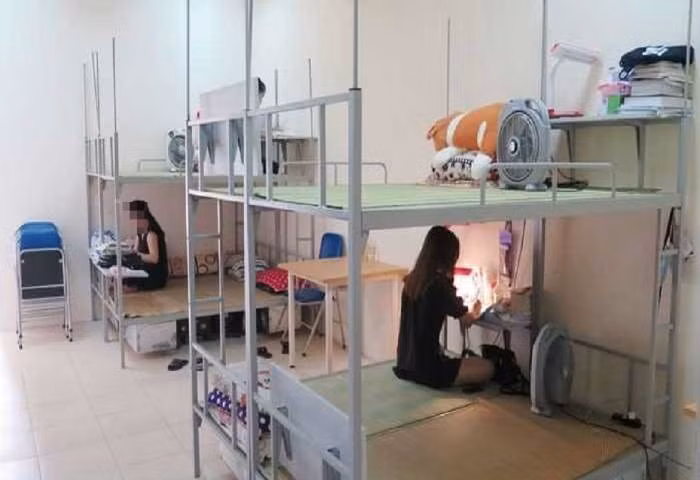 Có lần Huy ra ký túc xá tìm L, nhưng bị tránh mặt. Huy nổi cơn ghen. Anh ta tìm gặp hai người bạn gái thân của chị L để dò hỏi xem có phải chị L đã yêu người khác. Nhóm bạn chị L khẳng định không có chuyện đó, chỉ là tình cảm đã nhạt và mong muốn Huy buông tha để cho L tập trung vào việc học hành. Thời điểm ấy, Huy có nói, nếu L bỏ mình thì không chỉ anh ta đau khổ mà L cũng sẽ phải chịu cảm giác tương tự. Huy thể hiện quyết tâm ấy bằng cách cắt tay, lấy máu viết dòng chứ H – L trên ghế đá rồi bỏ đi. (Ảnh minh họa, nguồn internet)