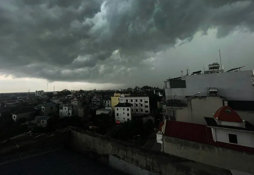 Chiều ngày 19/7, một cơn mưa giông lớn bất ngờ xuất hiện ở Hà Nội.