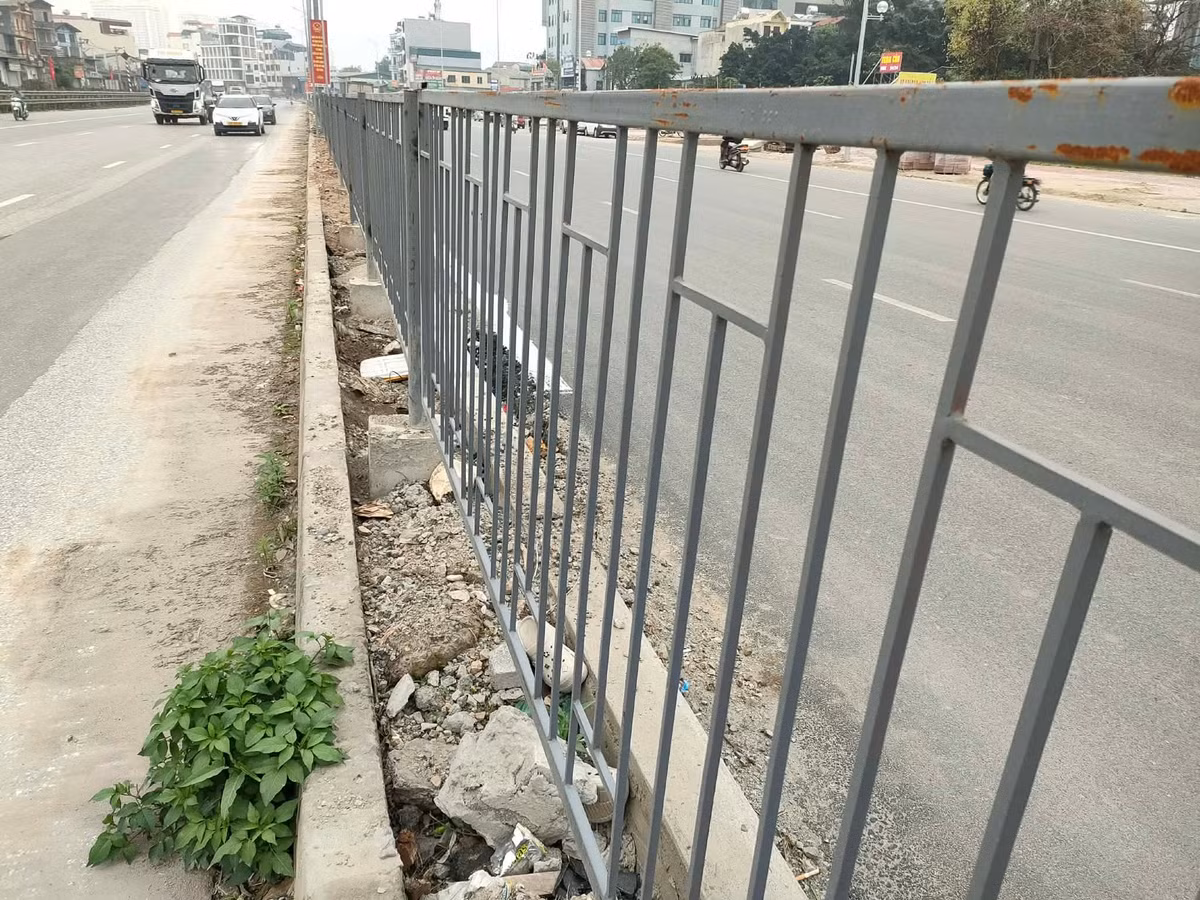 Không chỉ vỉa hè, hệ thống dải phân cách giữa tuyến đường cũng chưa được xây dựng hoàn chỉnh. Tại nhiều đoạn, thay vì dải phân cách kiên cố, đơn vị thi công mới dựng tạm các hàng rào sắt để phân tách làn xe.