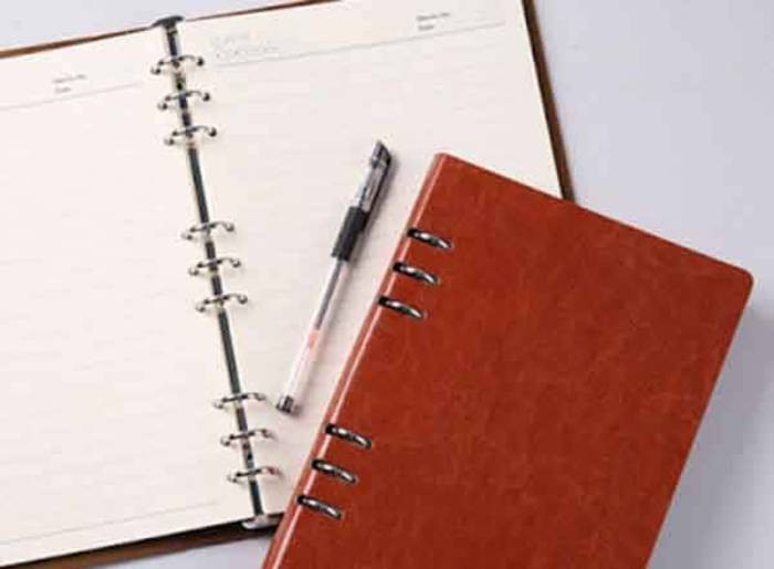 Theo người con trai, trước đó mẹ anh đã nhiều lần cảnh báo về sự nguy hiểm của cha dượng. TKhi kiểm tra cuốn sổ hai mẹ con bà H. thường trao đổi, Công an Hà Nội thu được một đoạn nhắn, có nội dung "Hôm qua H (tên người con trai) đi không khóa cổng, thằng Ngọc Anh nó vào nó giết mẹ đấy, lần sau ra vào H phải khóa cổng ngay nhé… Mẹ viết giấy cho H, nếu nó mà giết mẹ thì con thuê luật sư kiện nó đi tù nhé". (Ảnh minh họa, nguồn internet)