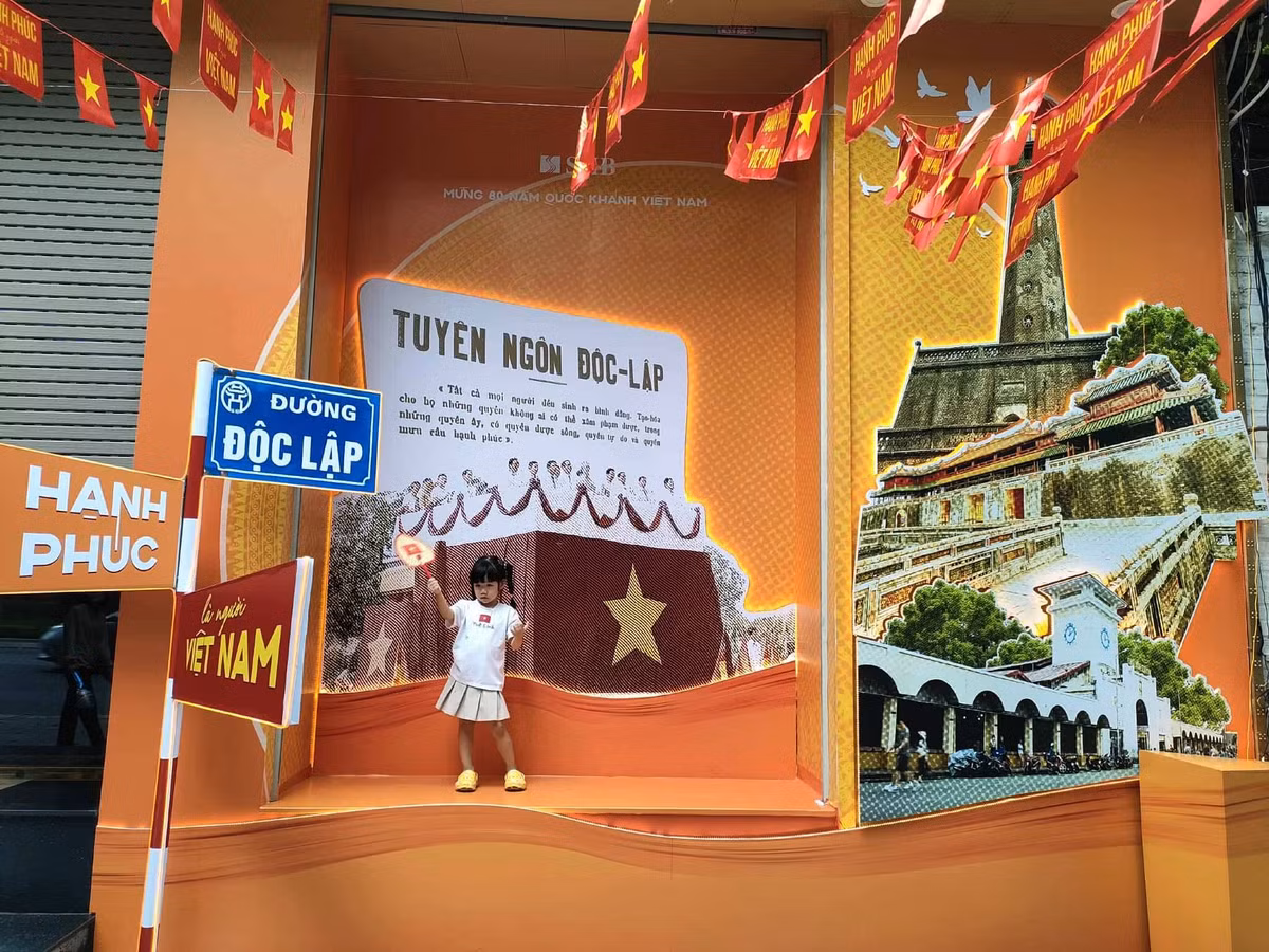 Không khí chào đón Lễ kỷ niệm 80 năm Cách mạng tháng Tám và Quốc khánh 2/9 lan tỏa khắp thủ đô.