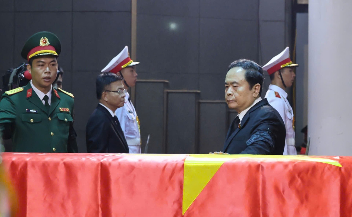 Chủ tịch Quốc hội Trần Thanh Mẫn viếng nguyên Chủ tịch nước Trần Đức Lương.