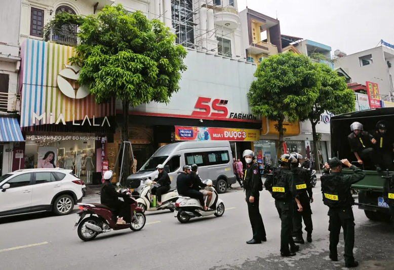 Khoảng vài năm trở lại đây, Tuấn lấn sân sang lĩnh vực khoáng sản, thâu tóm các mỏ đất, cát trên địa bàn tỉnh Thanh Hóa. Biết được nơi nào được cấp giấy phép khai thác mỏ, Tuấn liền chỉ đạo đàn em mua lại các phần đất của người dân xung quanh các mỏ rồi thường xuyên quấy nhiễu, buộc các chủ mỏ phải sang nhượng lại cho chúng. Nếu các chủ mỏ có thái độ phản ứng liền bị đàn em của Tuấn đến đe dọa, phá máy móc không để làm ăn...