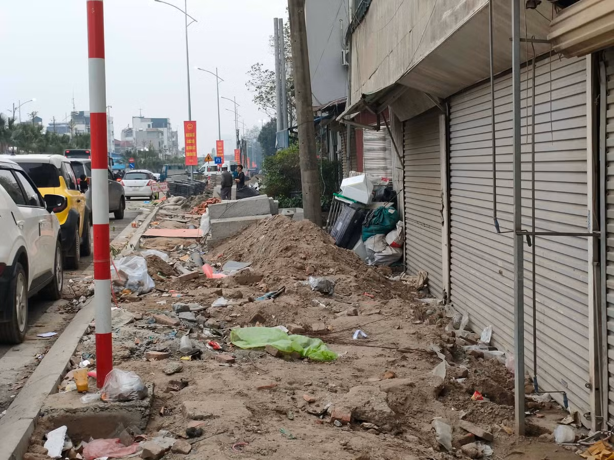 Theo ghi nhận của PV Báo Tri thức và Cuộc sống, tại trung tâm nút giao, phần mặt bằng hầm chui đoạn đi qua ga Giáp Bát vẫn chưa được hoàn trả hoàn toàn. Ngoài ra, hệ thống đường gom phía Đầm Hồng hiện vẫn chưa được thảm nhựa, gây khó khăn nhất định cho việc lưu thông của người dân khu vực lân cận.