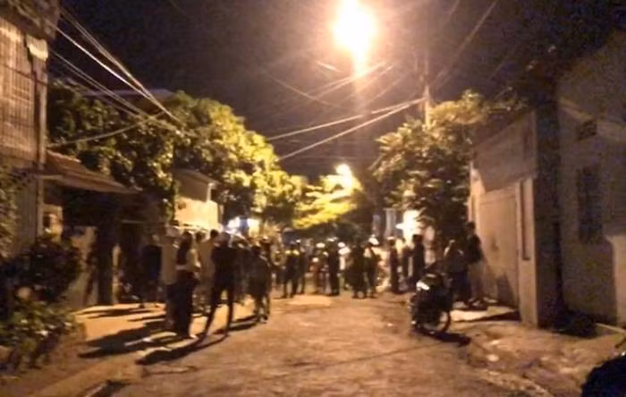 Theo hồ sơ vụ án, khoảng hơn 21h ngày 13/2/2013 (tức tối mùng 1 Tết) Công an TP Bắc Giang (tỉnh Bắc Giang cũ) nhận được tin báo về một vụ án mạng nghiêm trọng. Địa điểm xảy ra là ở gần cầu Niệm Xuyên thuộc xã Song Khê (TP Bắc Giang). Tại hiện trường, nhân chứng cho biết, vào thời điểm trên, anh này nghe tiếng la hét bên ngoài nên chạy ra xem thì phát hiện có vụ đánh nhau. Hai thanh niên bị đánh đã chạy vào nhà nhân chứng kêu cứu. Nhóm kia đuổi theo, đâm thêm 1 nhát rồi cũng lên xe tẩu thoát. (Ảnh minh họa, nguồn intrernet)