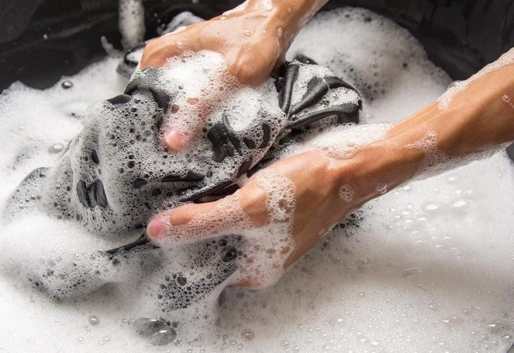 Theo hai người đàn ông này, vào sáng 27/11/2018, họ thấy người đàn ông ở cùng khu trọ tên Minh dậy rất sớm. Minh đun nước, tắm rửa và giặt quần áo. Nhân chứng cũng cho hay, Minh có biểu hiện của người nghiện ma túy nên việc hắn dậy sớm đun nước, tắm giặt là một điều rất bất thường. Khi được hỏi về nhân thân người tên Minh, hai nhân chứng cũng chỉ nắm được anh ta ở Bắc Kạn. (Ảnh minh họa, nguồn internet)