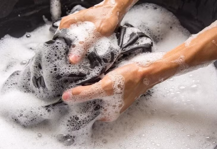 Theo hai người đàn ông này, vào sáng 27/11/2018, họ thấy người đàn ông ở cùng khu trọ tên Minh dậy rất sớm. Minh đun nước, tắm rửa và giặt quần áo. Nhân chứng cũng cho hay, Minh có biểu hiện của người nghiện ma túy nên việc hắn dậy sớm đun nước, tắm giặt là một điều rất bất thường. Khi được hỏi về nhân thân người tên Minh, hai nhân chứng cũng chỉ nắm được anh ta ở Bắc Kạn. (Ảnh minh họa, nguồn internet)