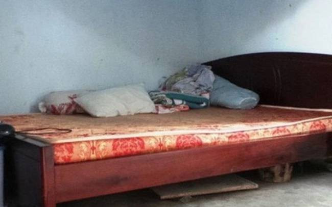 Theo hồ sơ vụ án, một sáng cuối năm 2016, ông V (thôn Hòa Tô, xã Cẩm Điền, huyện Cẩm Giàng, Hải Dương cũ) gọi cháu nội mình là Đặng Văn K (SN 2007) dậy đi học. Gọi 3 tiếng mà chẳng thấy K có động tĩnh gì, ông V đi vào giường thì thấy K vẫn nằm đấy. Ông V vén màn, lấy tay lay lay vài lần, cháu K vẫn bất động. Nghĩ cháu ốm, ông lần tay sờ lên trán K, bất giác bàn tay ông dính vào thứ chất lỏng kỳ lạ. (Ảnh minh họa, nguồn internet)