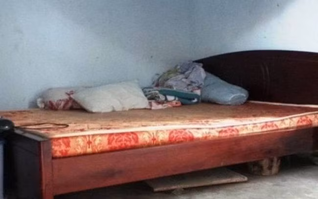 Theo hồ sơ vụ án, một sáng cuối năm 2016, ông V (thôn Hòa Tô, xã Cẩm Điền, huyện Cẩm Giàng, Hải Dương cũ) gọi cháu nội mình là Đặng Văn K (SN 2007) dậy đi học. Gọi 3 tiếng mà chẳng thấy K có động tĩnh gì, ông V đi vào giường thì thấy K vẫn nằm đấy. Ông V vén màn, lấy tay lay lay vài lần, cháu K vẫn bất động. Nghĩ cháu ốm, ông lần tay sờ lên trán K, bất giác bàn tay ông dính vào thứ chất lỏng kỳ lạ. (Ảnh minh họa, nguồn internet)