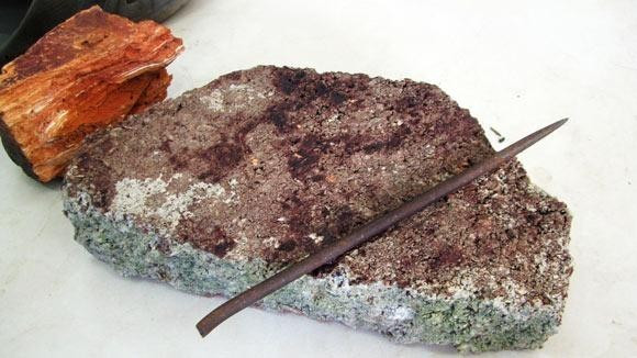 Anh T sau đó còn nhiều lần gặp gỡ 2 thanh niên này ỡm ờ, gạ gẫm… Trước hành vi ấy, Quảng và Hải cảm thấy bị xúc phạm nên bàn nhau sát hại anh T. Quảng và Hải nhặt 2 thanh sắt phi 6 mang về mài nhọn đầu, giấu đi, chờ cơ hội ra tay. Tối 6/7/2011, anh T gọi điện rủ đi uống rượu, cả hai liền nhận lời. Kế đó, chúng đã lừa anh T vào chỗ vắng, khi người đàn ông đang âu yếm Quảng thì Hải đứng phía sau dùng thanh sắt nhọn tấn công khiến nạn nhân gục xuống nhưng vẫn hô “cướp, cướp”, Quảng và Hải tiếp tục tấn công bằng gạch đá và sau đó kéo nạn nhân đã bất tỉnh vứt xuống sông Cà Lồ. (Hung khí gây án của 2 đối tượng)