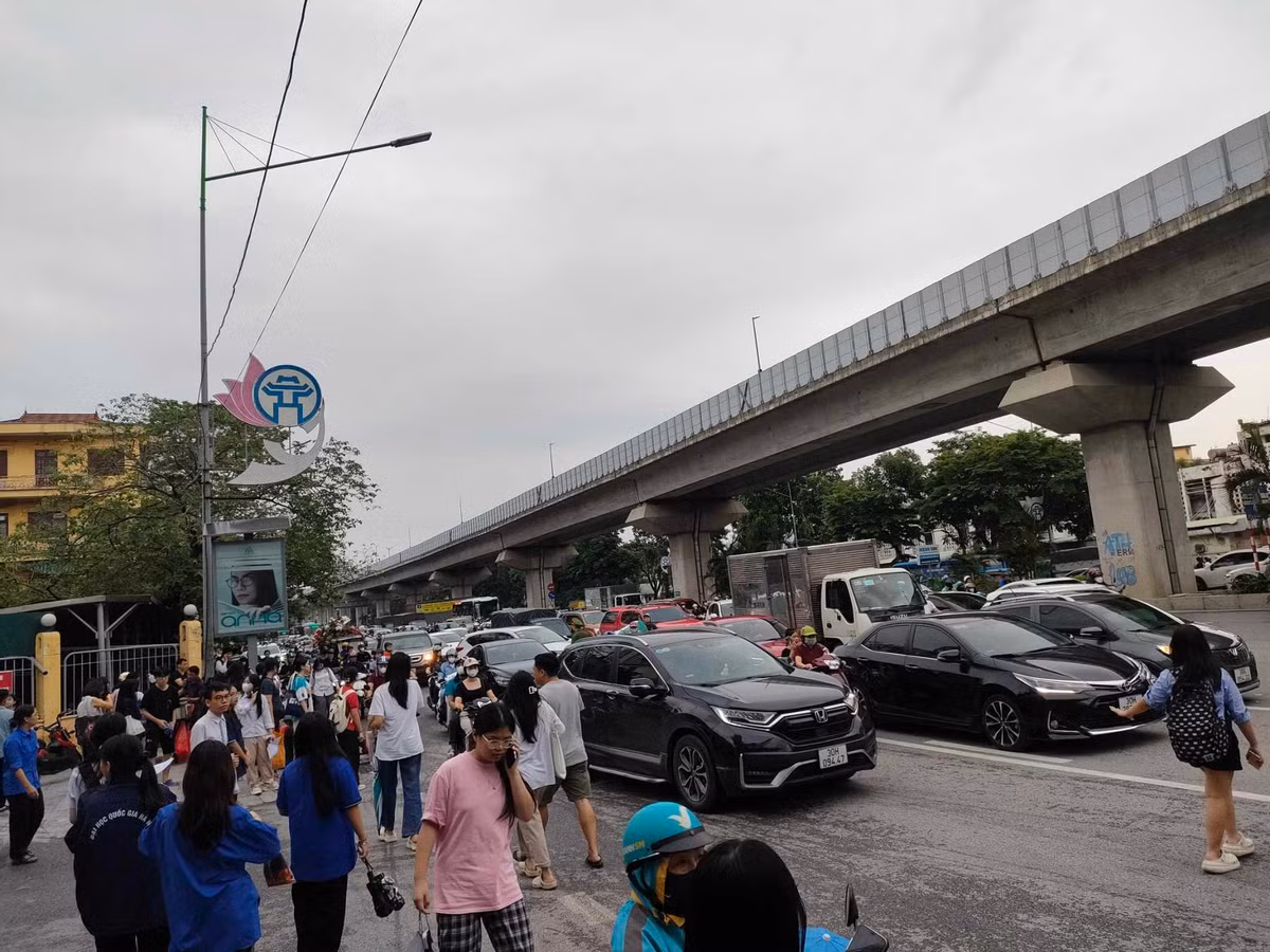 Giao thông tại khu vực cổng trường bị ảnh hưởng trong khoảng thời gian thí sinh chuẩn bị ra về. Nhiều phụ huynh đậu xe chờ con sát lề đường, cộng thêm dòng phương tiện di chuyển qua lại khiến đoạn đường ùn ứ cục bộ.