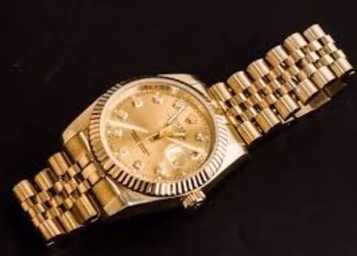 Khi làm việc với công an, vợ chồng Chải luôn miệng nói không biết và không liên quan đến cái chết của anh T. Khi các điều tra viên đưa ra chứng cứ hết sức rõ ràng, Chải cúi đầu nhận tội sát hại anh T cách đây gần 30 năm. Chải khai, cách thời điểm xảy ra vụ án khoảng 1 tháng, anh T có đến nhà Chải xin ngủ nhờ rồi ấy trộm của Chải chiếc đồng hồ đeo tay. Sau khi phát hiện tài sản bị mất khoảng 15 ngày, Chải đi tìm thì biết chiếc đồng hồ của mình đang được anh Én (ở bản Nậm Tăm 2, xã Nậm Tăm, huyện Sìn Hồ) đeo. (Ảnh minh họa, nguồn internet)