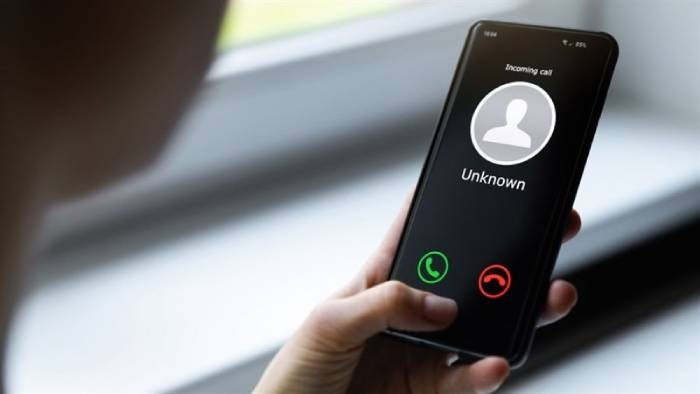 Ông V vội gọi cho người hàng xóm nhờ đến xem có chuyện gì, bởi mắt ông kém, nhìn mãi chẳng ra. Khi người hàng xóm đến thì phát hiện cháu K đã tử vong, trên đầu có rất nhiều máu, xung quanh giường, gối cũng có nhiều máu. Sự việc được cấp báo lên cơ quan Công an. Tại hiện trường, cơ quan điều tra xác định, cháu K nằm trên giường, đã tử vong khoảng vài tiếng trước. Trên đầu nạn nhân có 4 vết thương do vật sắc gây ra dẫn tới chấn thương sọ não, mất nhiều máu. (Ảnh minh họa, nguồn internet)