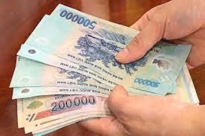 Nghe vậy, tưởng hành vi của mình đã bị bại lộ, nghĩ trước sau gì anh T. cũng nói cho mọi người biết nên Chính nảy sinh ý định giết gia chủ để diệt khẩu. Nằm đến 3h sáng, Chính thấy anh T. đã ngủ say nên bật dậy đi tìm hung khí. Lấy được một khúc cây, Chính đánh mạnh vào đầu anh T. Dù anh T. van xin: “Chính ơi, tha cho tao”, nhưng gã vẫn ra tay sát hại nạn nhân. Gây án xong, Chính lục tủ lấy xấp tiền được 2 triệu đồng, 1 chiếc điện thoại rồi khóa cửa, đón xe trở lại Biên Hòa. (Ảnh minh họa, nguồn internet)