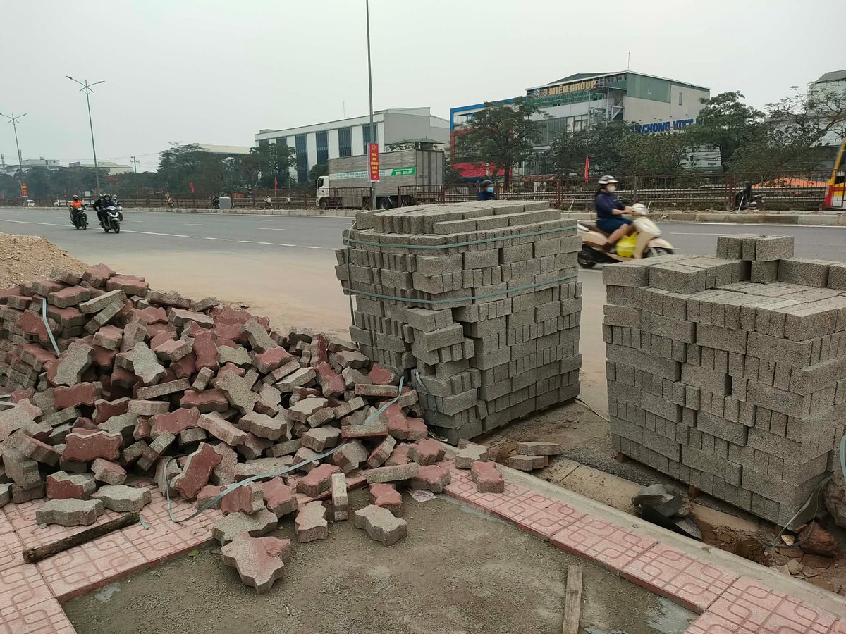 Điều này không chỉ gây mất mỹ quan đô thị mà còn ảnh hưởng đến sinh hoạt, kinh doanh của người dân sống dọc tuyến. Theo người dân nơi đây cho biết, việc mở rộng Quốc lộ 1A giúp giao thông thuận lợi hơn, nhưng quá trình hoàn thiện hạ tầng phụ trợ vẫn còn chậm.