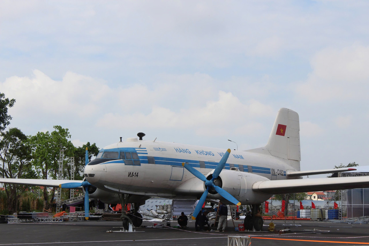 Không chỉ vậy, khuôn viên bên ngoài rộng mênh mông cũng đang dần lộ diện những điểm nhấn đặc biệt. Các đơn vị thi công đang tiến hành dựng lại những kiến trúc lịch sử như: Tháp Rùa tại Hồ Gươm, Cổng Đoan Môn của Hoàng thành Thăng Long và Tượng đài Thánh Gióng. Cùng với đó, chiếc máy bay IL-14 số hiệu VN-C482 từng là chuyên cơ chở Bác Hồ cũng đang được hoàn thiện.