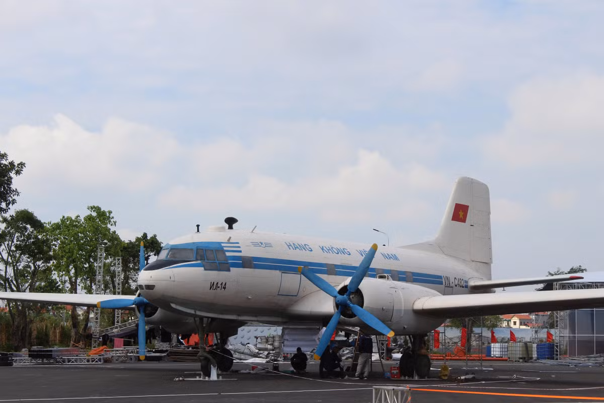 Không chỉ vậy, khuôn viên bên ngoài rộng mênh mông cũng đang dần lộ diện những điểm nhấn đặc biệt. Các đơn vị thi công đang tiến hành dựng lại những kiến trúc lịch sử như: Tháp Rùa tại Hồ Gươm, Cổng Đoan Môn của Hoàng thành Thăng Long và Tượng đài Thánh Gióng. Cùng với đó, chiếc máy bay IL-14 số hiệu VN-C482 từng là chuyên cơ chở Bác Hồ cũng đang được hoàn thiện.