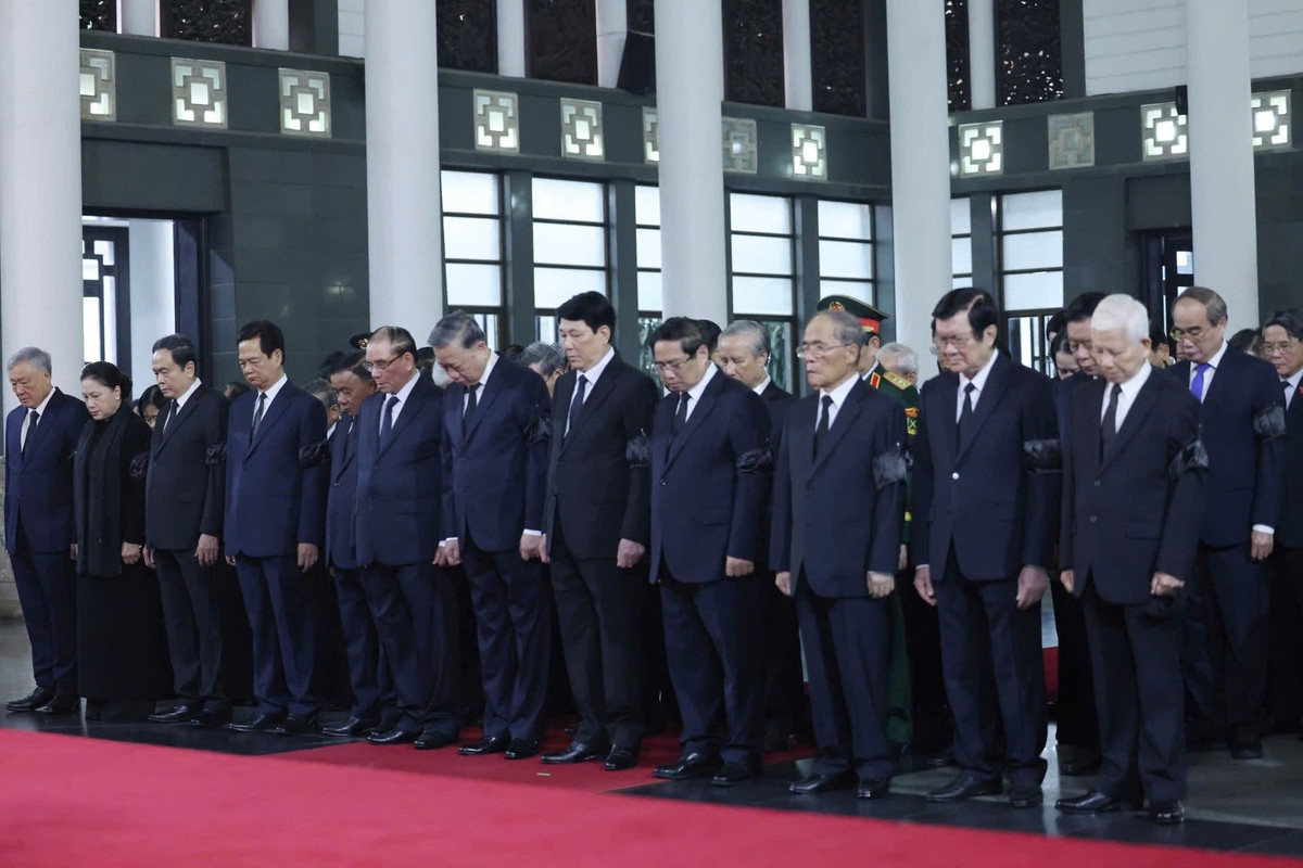 Tham gia đoàn có Chủ tịch nước Lương Cường; Thủ tướng Phạm Minh Chính; Chủ tịch Quốc hội Trần Thanh Mẫn; nguyên Tổng Bí thư Nông Đức Mạnh; nguyên Chủ tịch nước Nguyễn Minh Triết, Trương Tấn Sang; nguyên Thủ tướng Nguyễn Tấn Dũng; nguyên Chủ tịch Quốc hội Nguyễn Sinh Hùng, Nguyễn Thị Kim Ngân. Vòng hoa của Đoàn mang dòng chữ: Vô cùng thương tiếc đồng chí Trần Đức Lương. Sau khi thắp hương, đoàn dành một phút mặc niệm và đi vòng quanh linh cữu tưởng nhớ nguyên Chủ tịch nước Trần Đức Lương.