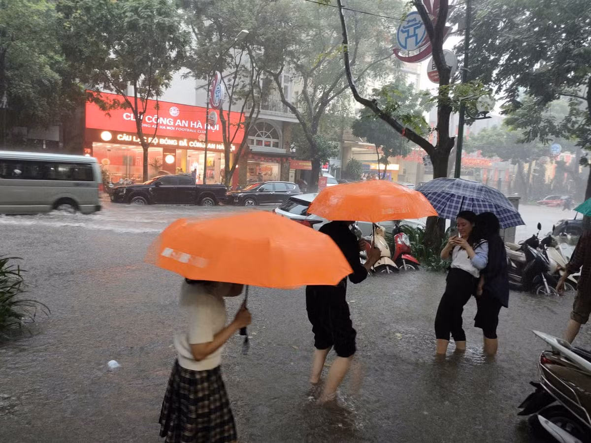 Nước ngập tràn lên vỉa hè.