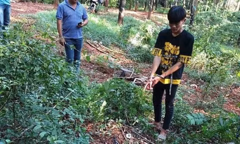 Trong khi cầm điện thoại dò đường, Chiêu đi vòng ra phía sau lưng nạn nhân. Lợi dụng lúc cô gái không để ý, hắn rút dao đâm liên tiếp nhiều nhát vào vai và lưng khiến nạn nhân ngã gục xuống bãi cỏ. Sau khi thực hiện hành vi đồi bại, thấy cô gái đang nằm thoi thóp, hắn tiếp tục xuống tay tước đoạt mạng sống thiếu nữ, sau đó lột sạch tài sản rồi cướp luôn chiếc xe máy Yamaha Exciter tẩu thoát khỏi hiện trường.