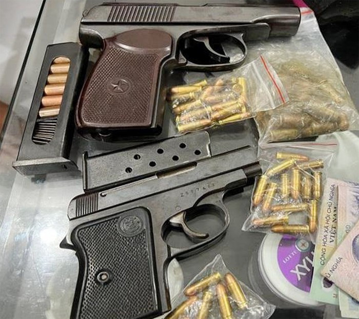 Ngày 3/5/2022, Tổ công tác của Phòng Cảnh sát Hình sự, Công an tỉnh Yên Bái đã phối hợp với Phòng Điều tra trọng án, Cục Cảnh sát Hình sự, Bộ Công an và Công an tỉnh Đồng Nai tổ chức rà soát và bắt giữ thành công 3 đối tượng Mẫn, Đồng, Trọng tại phường Thống Nhất, thành phố Biên Hòa; thu giữ 2 khẩu súng ngắn, hơn 60 viên đạn và một gói tinh thể màu trắng nghi là ma túy. Tang vật thu giữ trên người Mẫn gồm 1 khẩu súng và 8 viên đạn, trong đó 1 viên đạn đã lên nòng, 40 viên đạn trong túi xách đối tượng mang theo. (Súng và đạn là tang vật vụ án)