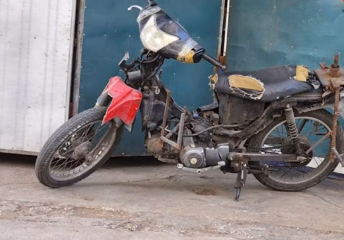 Vào năm 2010, Sung mua ngô của em trai là Chè Văn Cu, nhưng không chịu thanh toán tiền. Người này đòi nợ không được thì đến nhà Sung dắt chiếc xe máy cũ về. Từ đây hai anh em bắt đầu phát sinh mâu thuẫn. Với chức trách là công an xã, anh Q. cùng với đơn vị đã đứng ra giải quyết vụ việc. Thế nhưng, khi chiếc xe được đem đến trả, Sung cương quyết không nhận mà bắt anh Cu phải bồi thường 9 triệu đồng. Không được đáp ứng, anh ta trở nên ấm ức. (Ảnh minh họa, nguồn internet)