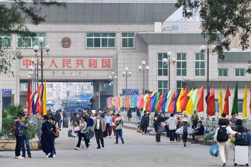 Lúc này, nghi phạm được tập trung vào đối tượng Lở. Qua nắm bắt thông tin, các trinh sát biết Lở bị thương ở tay trước đó vài ngày và đã trốn sang Trung Quốc. Xác định, Lở là nghi phạm số 1, cơ quan Công an đã tiến hành truy bắt. Sau khi trốn sang Trung Quốc, Lở ở nhờ nhà một người tại huyện Kim Bình (tỉnh Vân Nam). Nhận được thông tin này, Công an Lai Châu đã liên lạc với công an nước bạn đề nghị phối hợp, tuy nhiên khi Công an huyện Kim Bình tìm đến nơi, Lở đã bỏ đi trước đó. (Ảnh minh họa, nguồn internet)