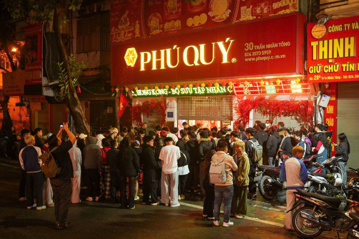 Càng về thời điểm bán hàng sáng 26/2, người dân đến mỗi lúc một đông trên phố vàng Trần Nhân Tông. Ảnh Gia Đạt.