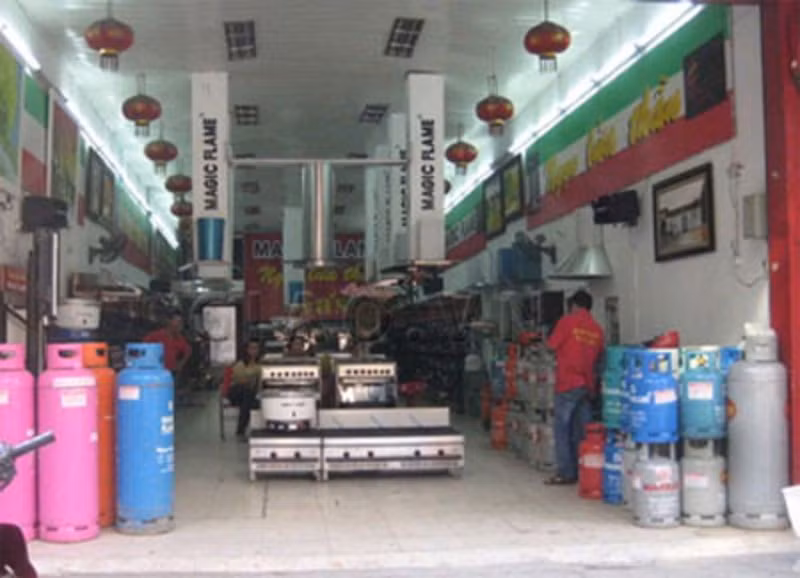 Tại một cửa hàng gas, các trinh sát được người chủ cho biết, trước đó có một người đàn ông lạ mặt đi xe đạp đến mua bình gas loại hơn 13 kg. Theo chủ cửa hàng gas, người này chưa từng đến mua hàng ở đây. Sau khi sàng lọc những người đàn ông trên địa bàn hay đi xe đạp, cuối cùng các trinh sát cũng phát hiện ra đối tượng có tên là Nguyễn Văn Tám (SN 1975). (Ảnh minh họa, nguồn internet)