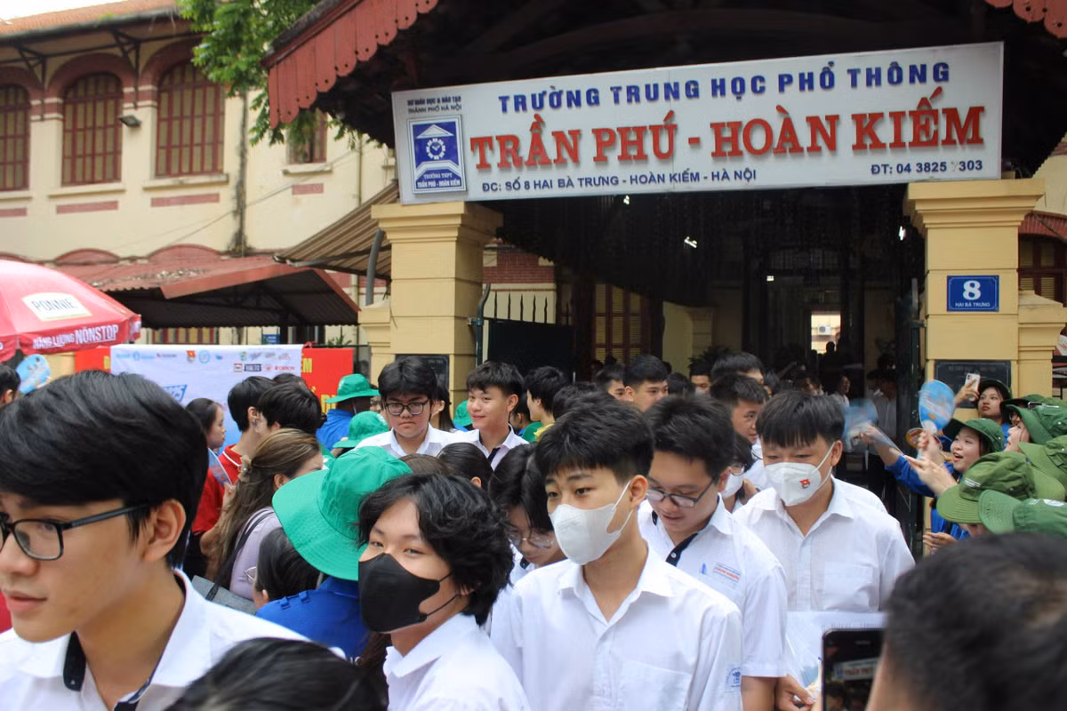 Kỳ thi tốt nghiệp THPT năm nay có hai bộ đề thi dành cho hai nhóm thí sinh: nhóm thí sinh dự thi theo chương trình giáo dục phổ thông 2006 gồm gần 26.000 em, và thí sinh dự thi theo chương trình giáo dục phổ thông 2018 (chương trình 2018) với 1,13 triệu em.